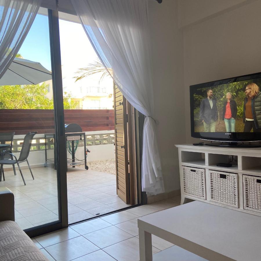 1 Bedroom Garden Flat, Sleeps 4 Пафос Екстериор снимка