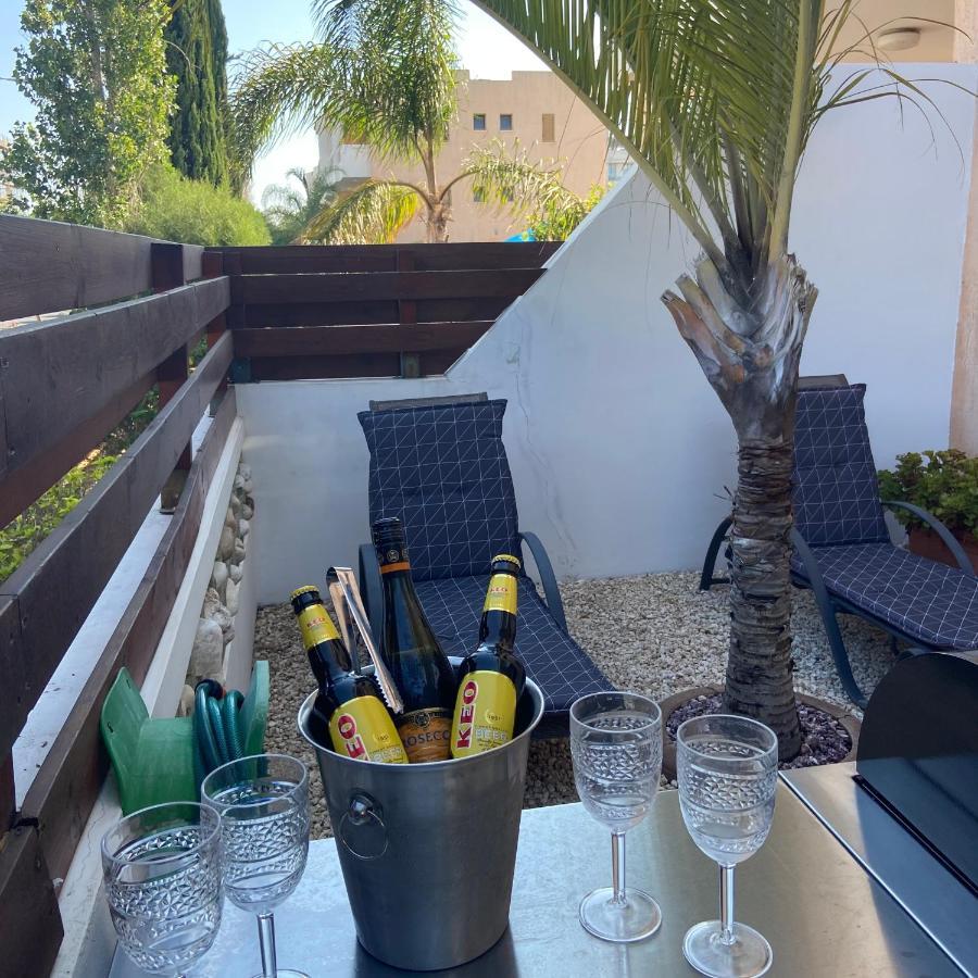 1 Bedroom Garden Flat, Sleeps 4 Пафос Екстериор снимка